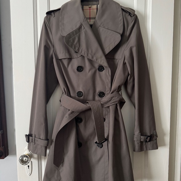 Burberry Trench, modern cut US size 10 Uk size 12